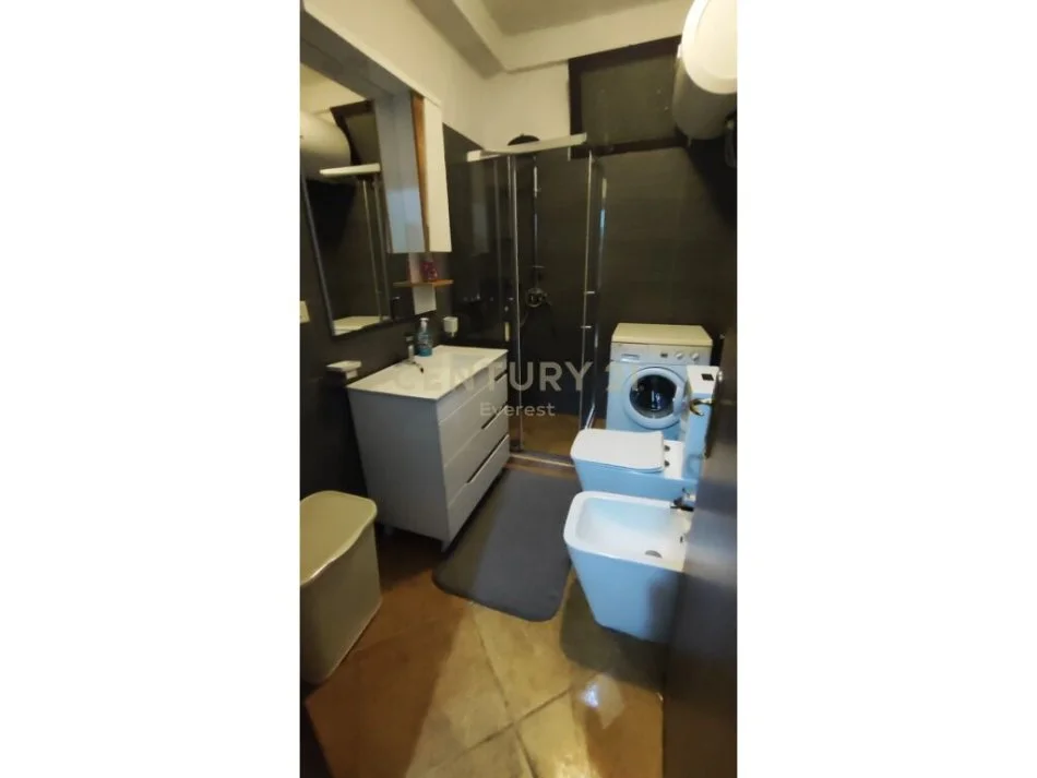 Tirane, jepet me qera apartament 2+1 Kati 2, 95 m² 420 € (SHKOZE)