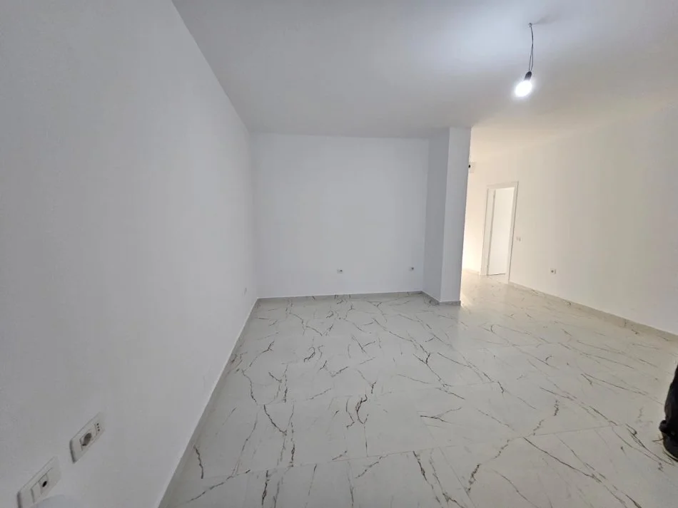 Tirane, jepet me qera zyre Kati 3, 92 m² 850 € (KAFE FLORA)