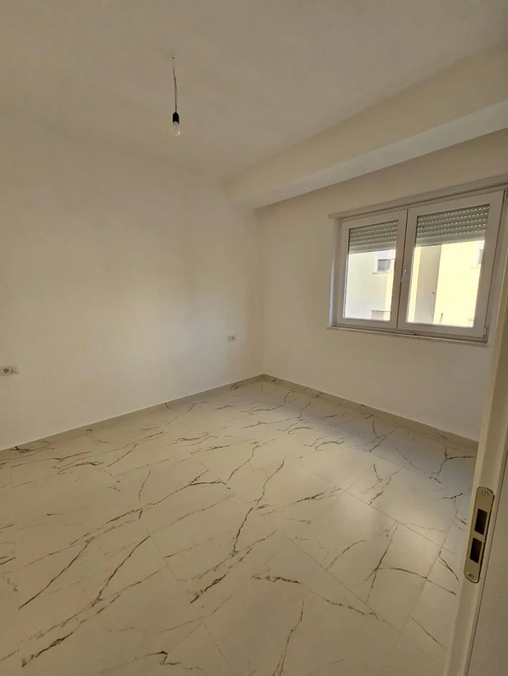 Tirane, jepet me qera zyre Kati 3, 92 m² 850 € (KAFE FLORA)