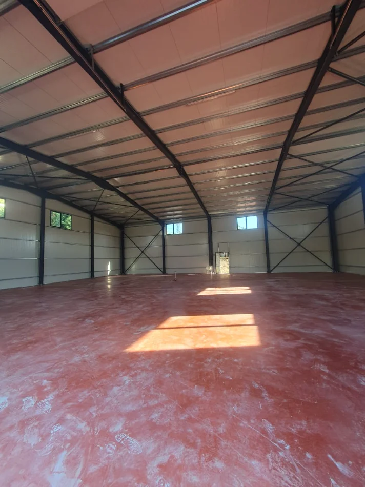 Me Qera: Kapanon 460m2 brenda | Lartesi 7m 📍Vaqarr - ne Rruge Kryesore (2500€/muaj)