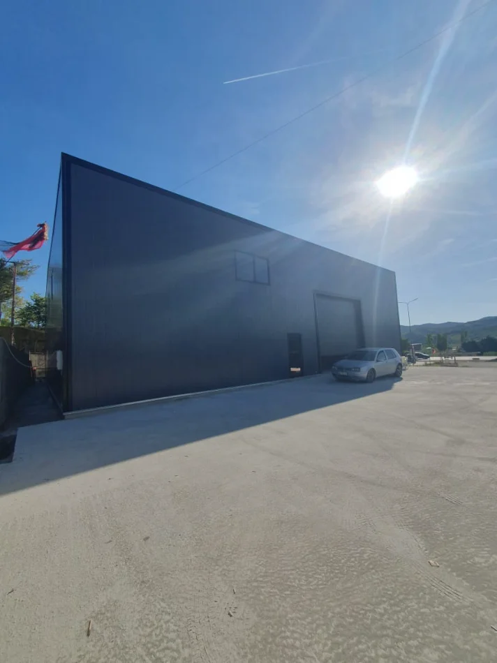 Me Qera: Kapanon 460m2 brenda | Lartesi 7m 📍Vaqarr - ne Rruge Kryesore (2500€/muaj)
