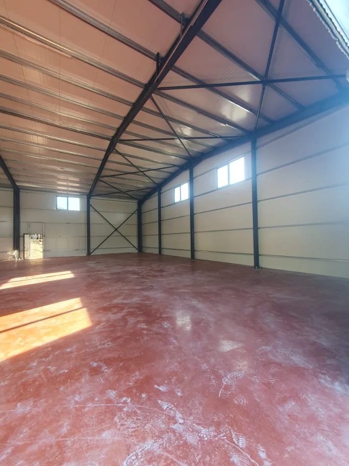 Me Qera: Kapanon 460m2 brenda | Lartesi 7m 📍Vaqarr - ne Rruge Kryesore (2500€/muaj)