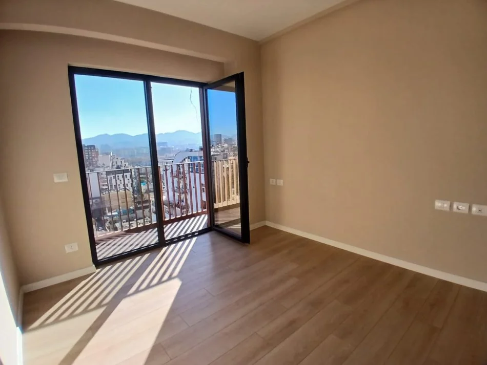 Tirane, jepet me qera ambjent biznesi Kati 1, 160 m² 1.400 € (tek Tirana Garden Building, Rruga e Kavajës.)