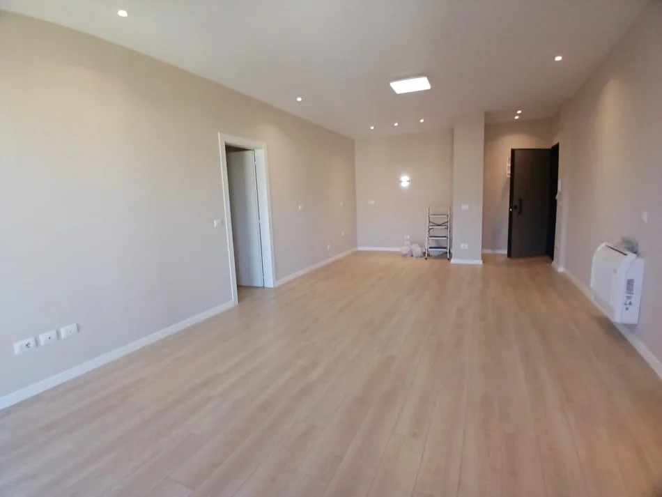 Tirane, jepet me qera ambjent biznesi Kati 1, 160 m² 1.400 € (tek Tirana Garden Building, Rruga e Kavajës.)