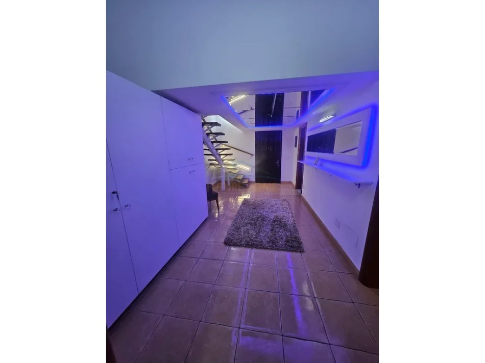 Tirane, jepet me qera apartament 2+1 Kati 1, 145 m² 500 € (RRUGA E KAVAJES)