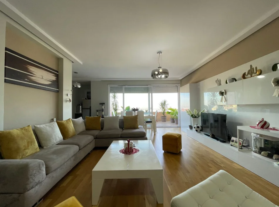 Apartament 3+1 në Shitje pranë Kopshtit Botanik me Parkim dhe Pamje Panoramike