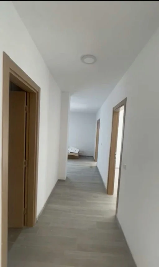 Tirane, jepet me qera apartament 3+1+Ballkon Kati 3, 117 m² 450 € (Rruga "5 Maji")