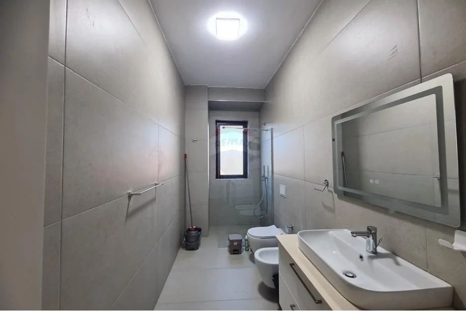 Tirane, jepet me qera apartament 2+1+Aneks+Ballkon Kati 1, 108 m² 750 € (Rruga e Kavajes)