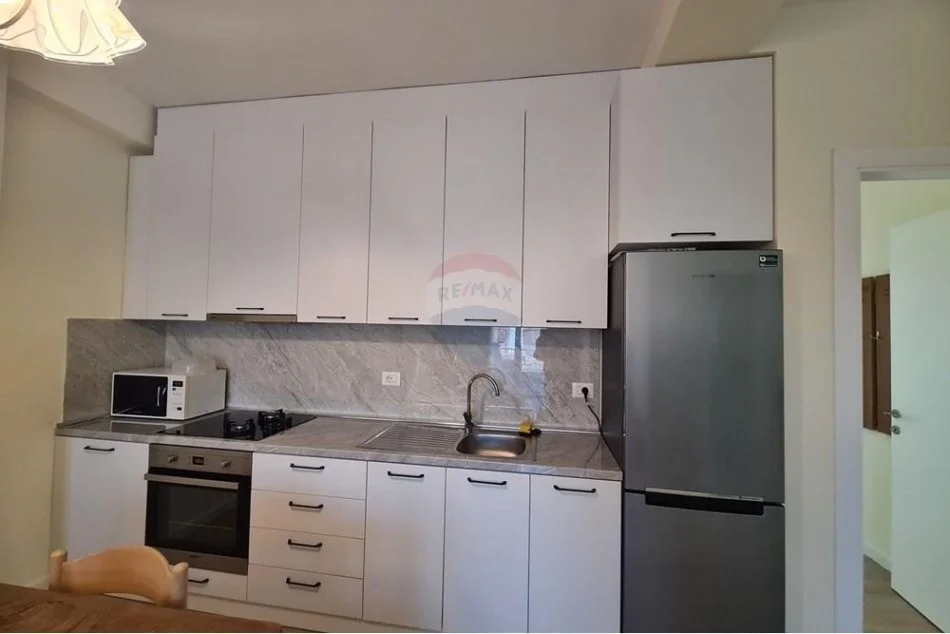 Tirane, jepet me qera apartament 2+1+Aneks+Ballkon Kati 1, 108 m² 750 € (Rruga e Kavajes)