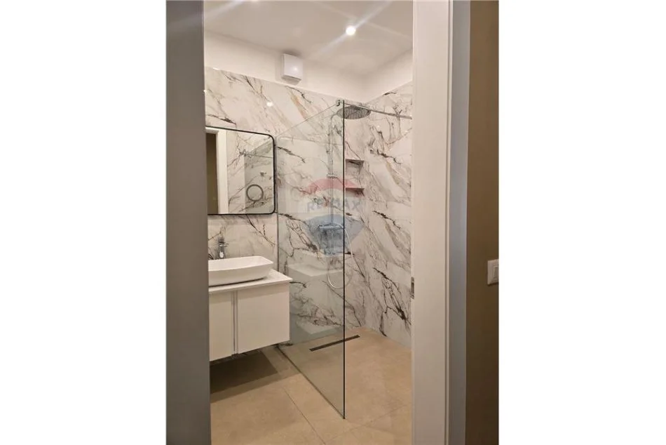 Tirane, jepet me qera apartament 2+1+Ballkon Kati 4, 120 m² 1.300 € (Kompleksi Delijorgji)