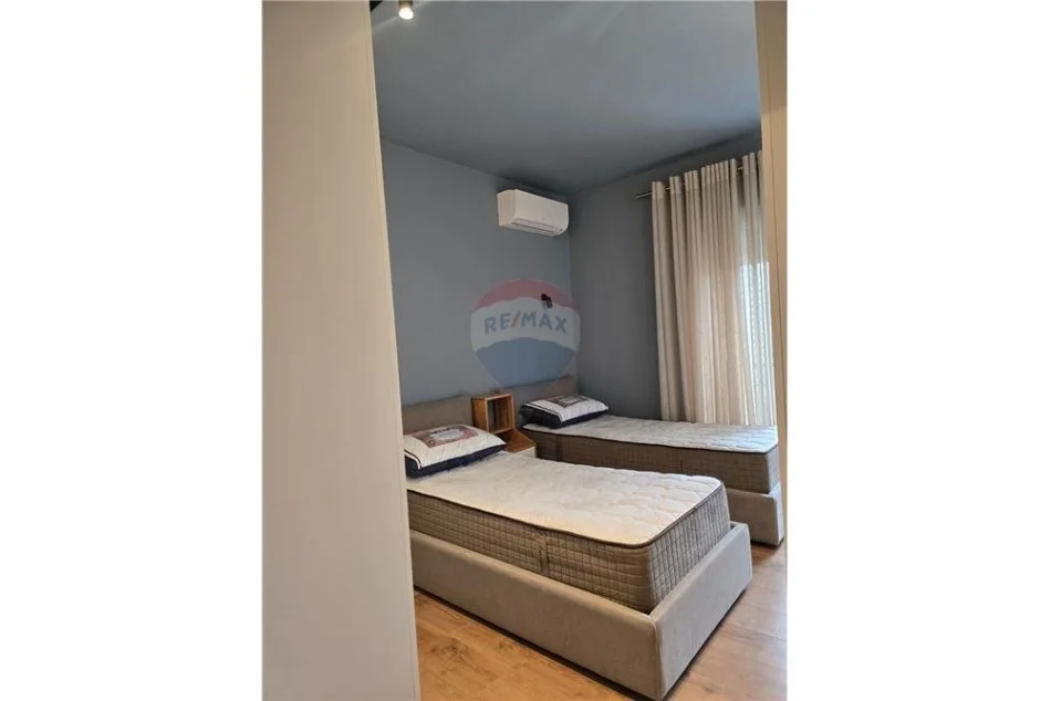Tirane, jepet me qera apartament 2+1+Ballkon Kati 4, 120 m² 1.300 € (Kompleksi Delijorgji)