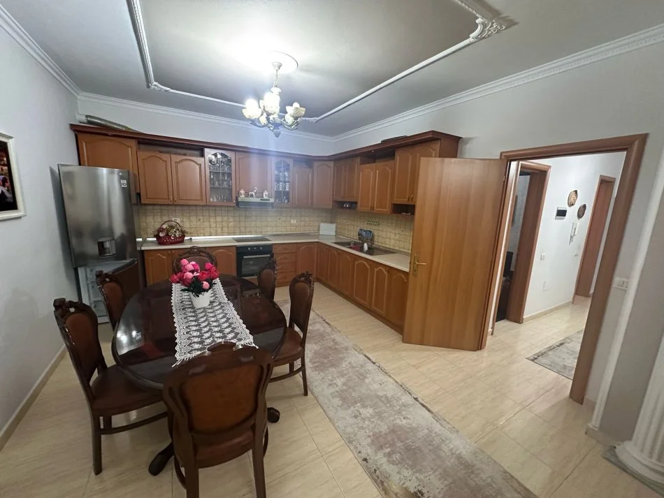 Tirane, jepet me qera apartament 2+1+Aneks+Ballkon Kati 2, 115 m² 700 € (Haxhi Hysen Dalliu)