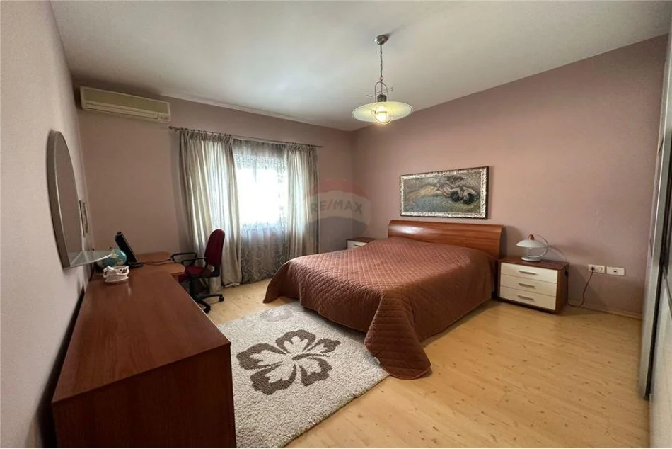 Tirane, jepet me qera apartament 2+1 Kati 10, 114 m² 650 € (KOMUNA E PARISIT)