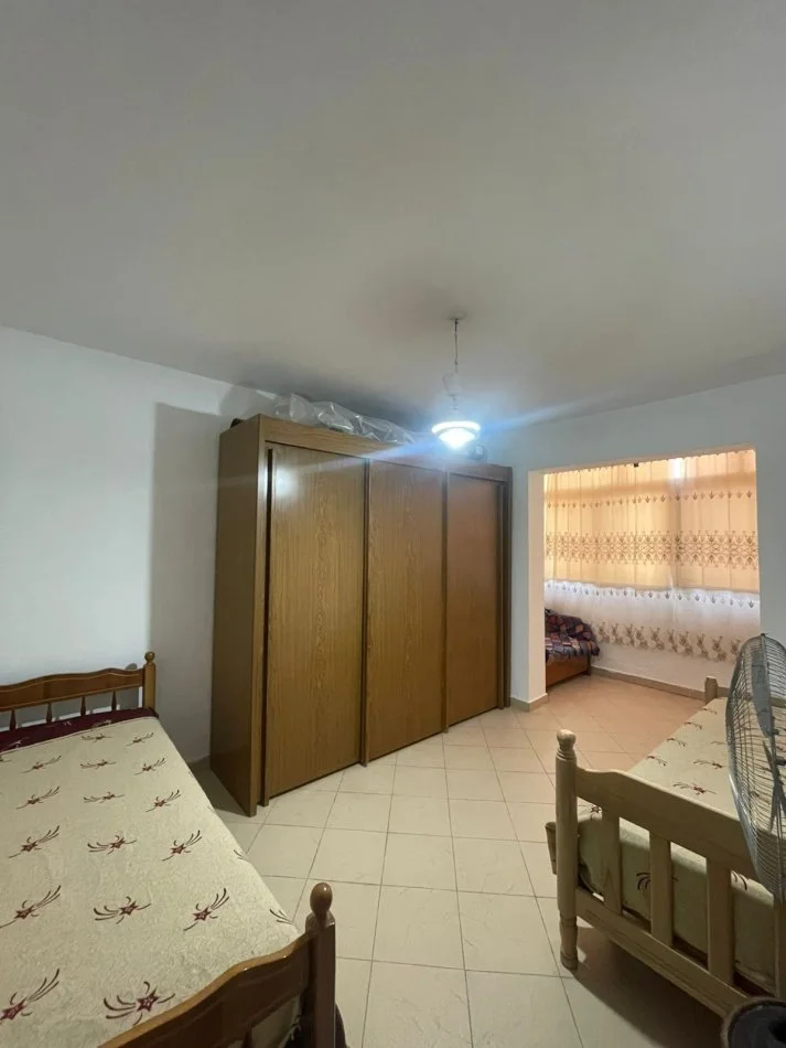 Tirane, jap me qera apartament 2+1+Ballkon Kati 1, 75 m² 450 € (Rruga Aleksander Moisiu)