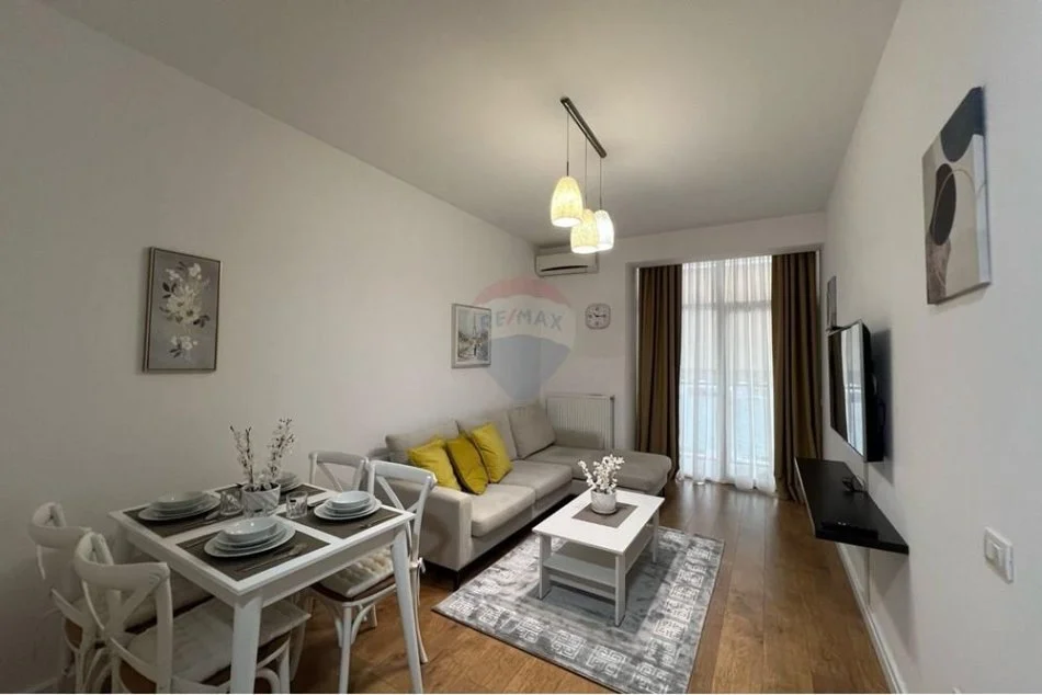 Tirane, jepet me qera 1+1 Kati 3, 70 m² 800 € (Komuna e Parisit)