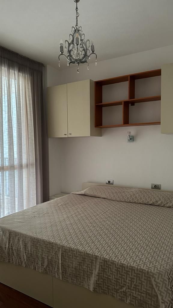 Tirane, jepet me qera apartament 2+1+BLK Kati 5, 110 m² 500 Euro (Globe/Rruga Ndre Mjeda)