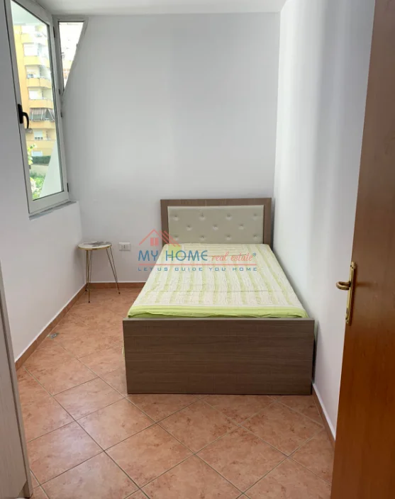 Tirane, jepet me qera apartament 2+1+Ballkon Kati 2, 90 m² 730 € (Komuna e Parisit)