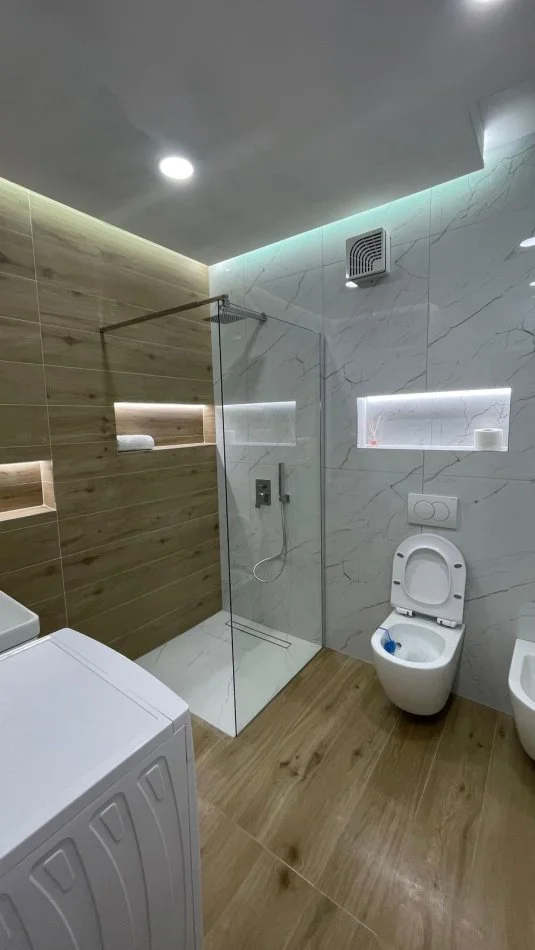 Tirane, jepet me qera apartament 1+1 Kati 3, 73 m² 650 € (KIKA1)