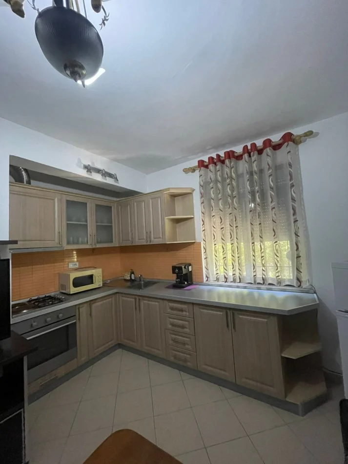 Tirane, jap me qera apartament 2+1+Ballkon Kati 1, 75 m² 450 € (Rruga Aleksander Moisiu)