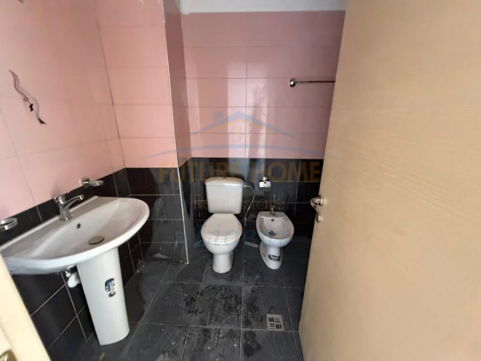 Tirane, shitet apartament 1+1 Kati 1, 71 m² 116.000 € (KINOSTUDIO)