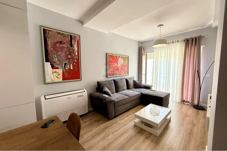 Tirane, jepet me qera apartament 1+1+Ballkon Kati 3, 70 m² 650 € (KODRA E DIELLIT 2)