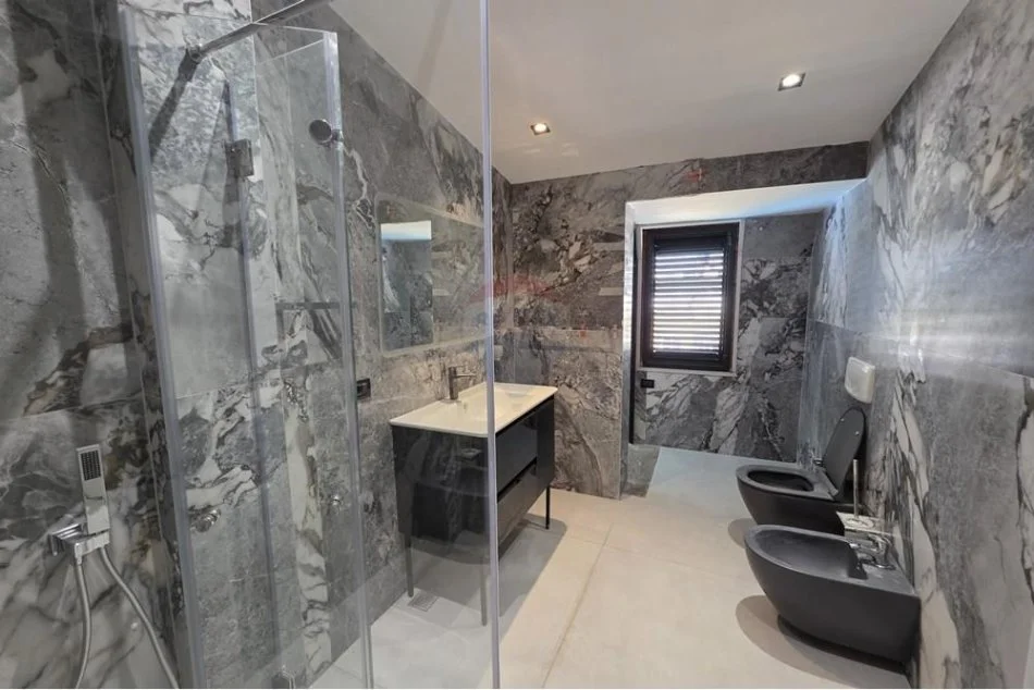 Tirane, jepet me qera apartament+verande | Penthouse Kati 7, 330 m² 2.500 € (Liqeni i Tiranes)