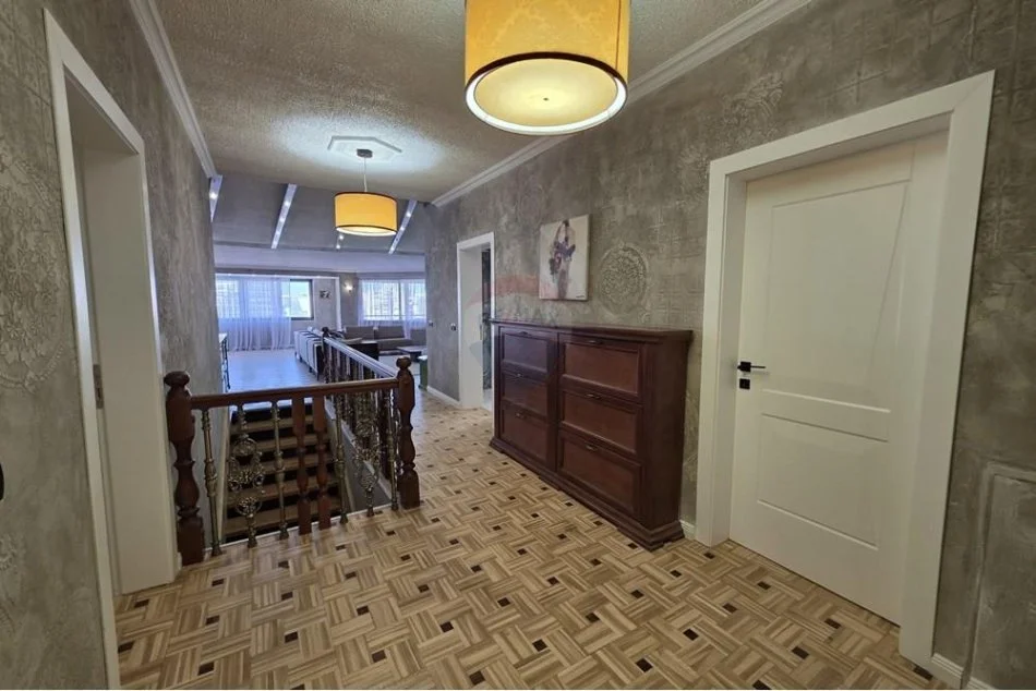 Tirane, jepet me qera apartament+verande | Penthouse Kati 7, 330 m² 2.500 € (Liqeni i Tiranes)