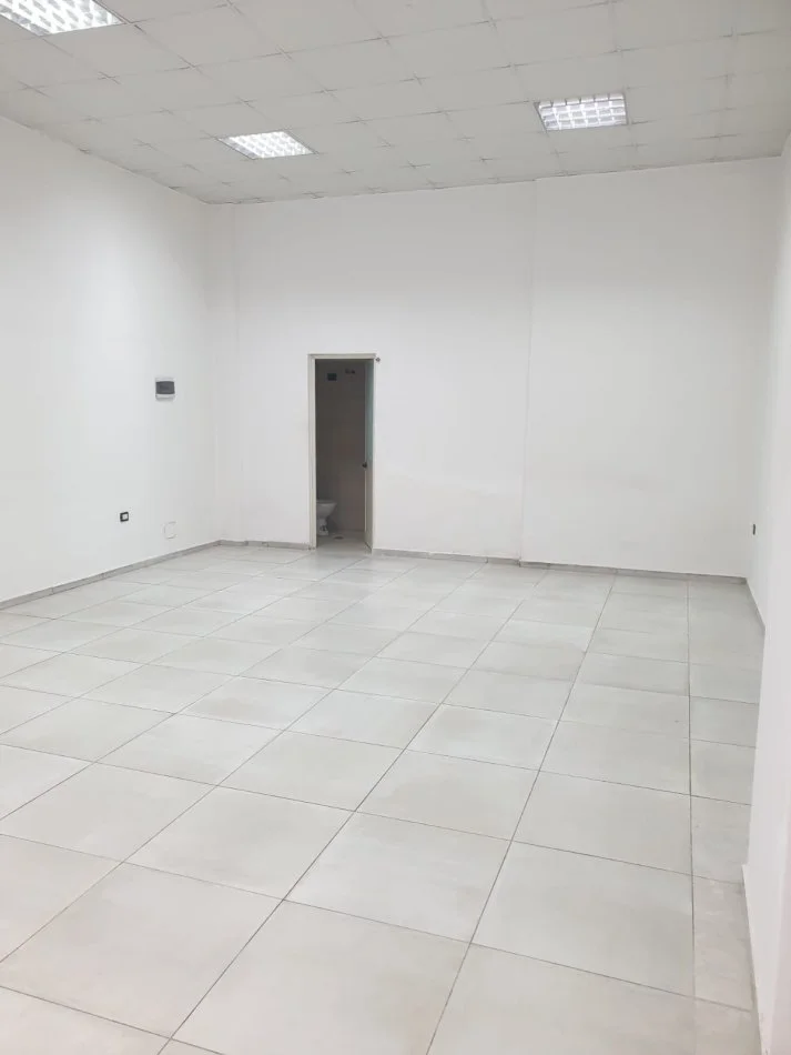 Tirane, jepet me qera dyqan Kati 0, 55 m² 450 € (Pallatet Cabej)