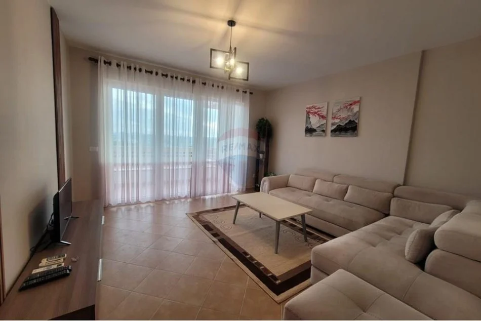 Tirane, jepet me qera apartament 3+1+Ballkon Kati 3, 130 m² 400 € (fresku)