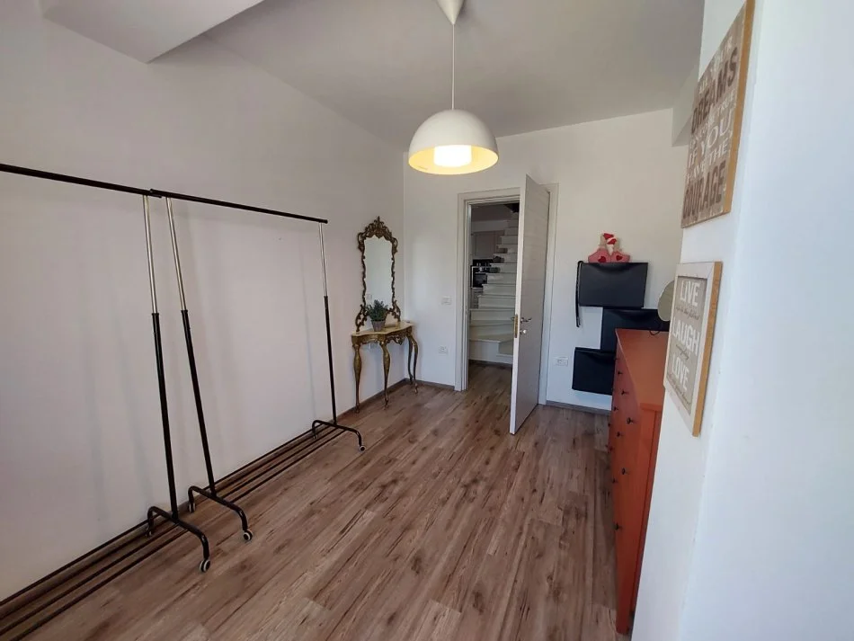 Tirane, jepet me qera apartament 2+1 Kati 2, 100 m² 800 € (KODRA DIELLIT)