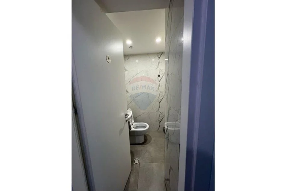 Tirane, jepet me qera ambjent biznesi Kati 0, 270 m² 2.700 € (Qender)