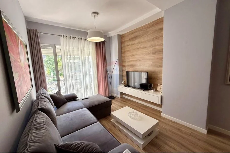 Tirane, jepet me qera apartament 1+1+Ballkon Kati 3, 70 m² 650 € (KODRA E DIELLIT 2)