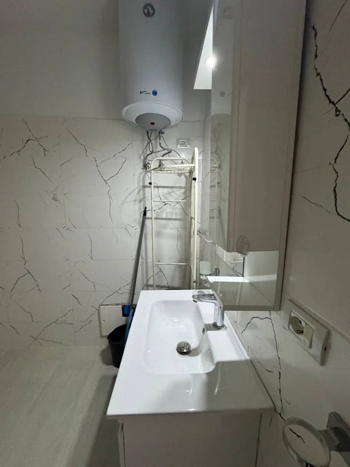 Tirane, jepet me qera garsonier 1+1 Kati 0, 35 m² 450 € (barrikada)