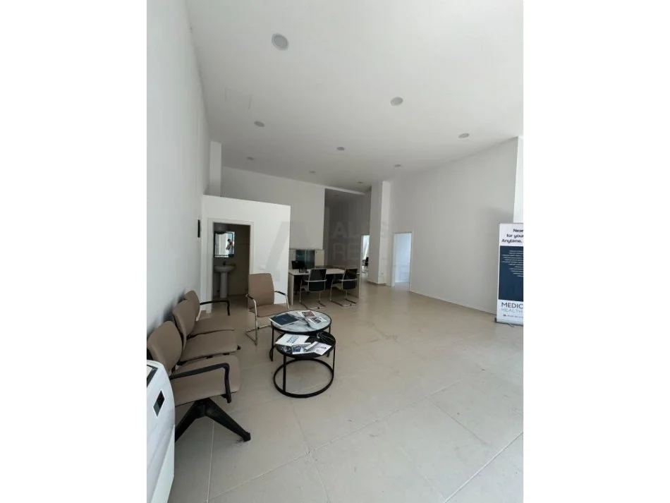 Tirane, jepet me qera ambjent biznesi Kati 0, 140 m² 1.000 € (Spitali QSUT)