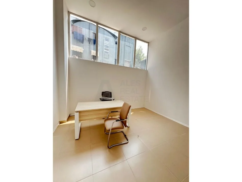 Tirane, jepet me qera ambjent biznesi Kati 0, 140 m² 1.000 € (Spitali QSUT)