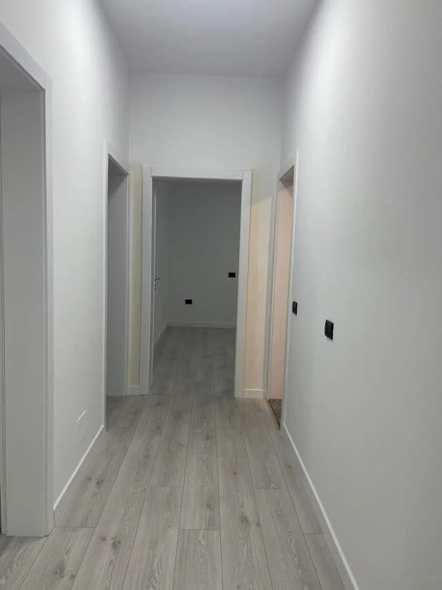Tirane, jepet me qera ambjent biznesi Kati 5, 100 m² 1100 Euro (Myslym Shyri)