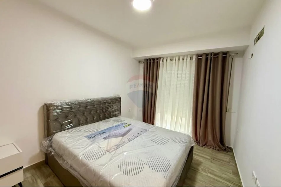 Tirane, jepet me qera apartament duplex 3+1 Kati 1, 180 m² 1.000 € (KODRA E DIELLIT)