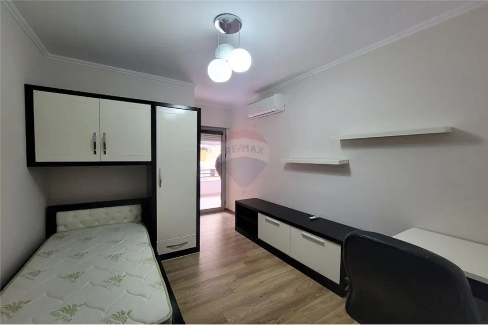 Tirane, jepet me qera apartament 2+1+Aneks+Ballkon Kati 3, 120 m² 700 € (Hamdi Sina)