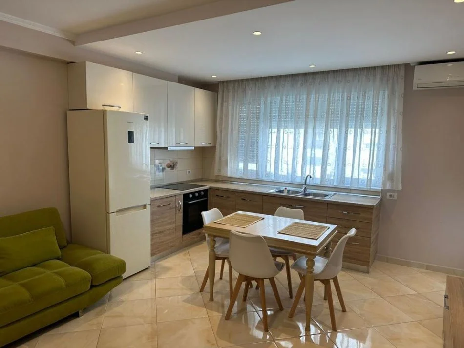 Tirane, jepet me qera apartament 1+1 Kati 4, 57 m² 500 € (kompleksi kontakt)