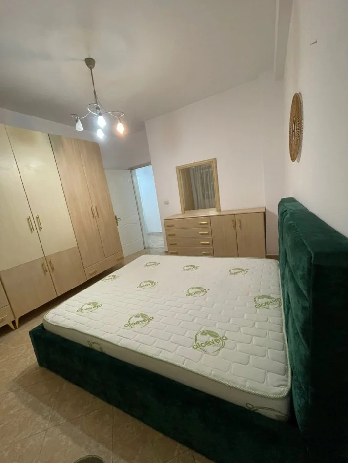 Tirane, jepet me qera apartament 2+1 , 102 m² 750 € (komuna parisit)