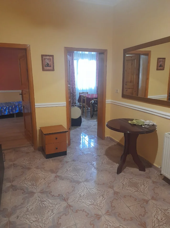Tirane, jepet me qera apartament 2+1 , 130 m² 650 € (komuna parisit)