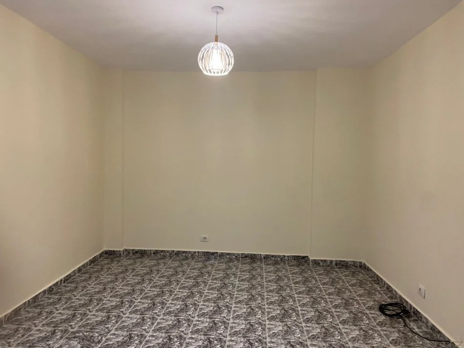 Tirane, jepet me qera apartament 3+1 Kati 3, 120 m² 700 € (komuna parisit)