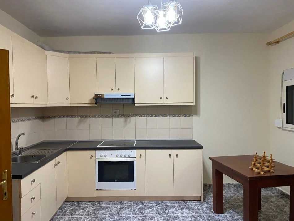 Tirane, jepet me qera apartament 3+1 Kati 3, 120 m² 700 € (komuna parisit)