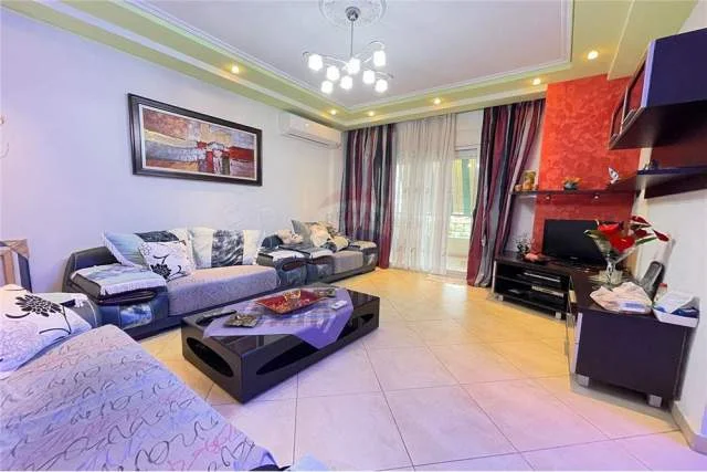 Tirane, jepet me qera apartament Kati 3, 118 m² 450 Euro (Eleonora)