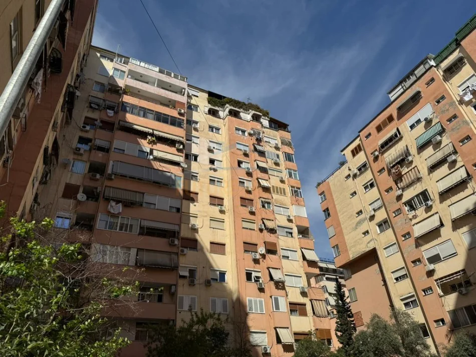 Tirane, shitet ambjent biznesi Kati 0, 61 m² 210.000 € (KOMUNA E PARISIT)