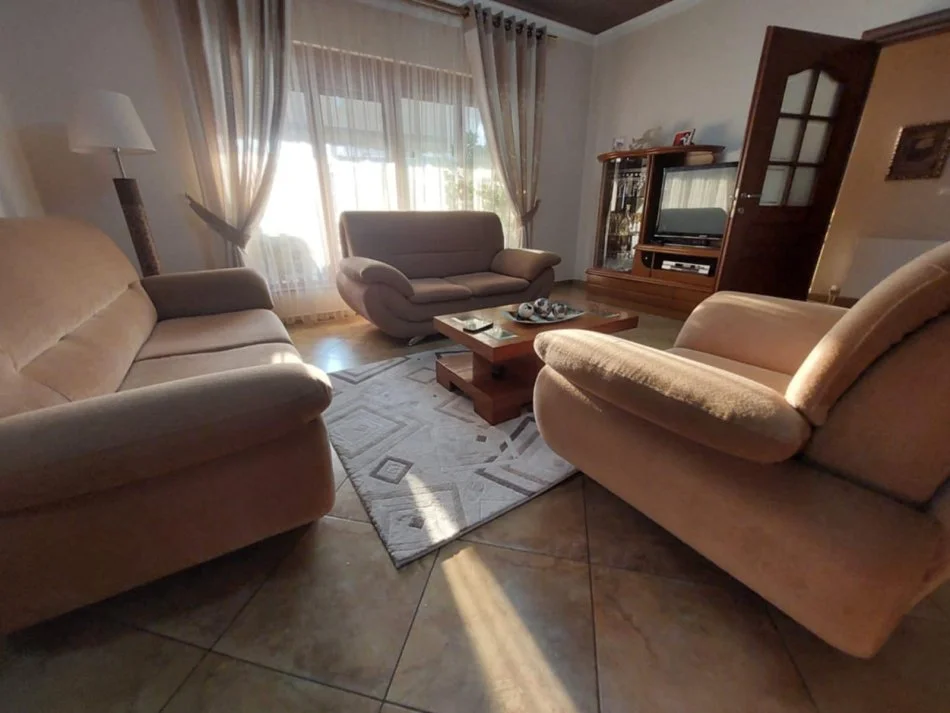 Tirane, shes Shitet set Kolltuqesh per sallone, 3+2+1+1 350 €