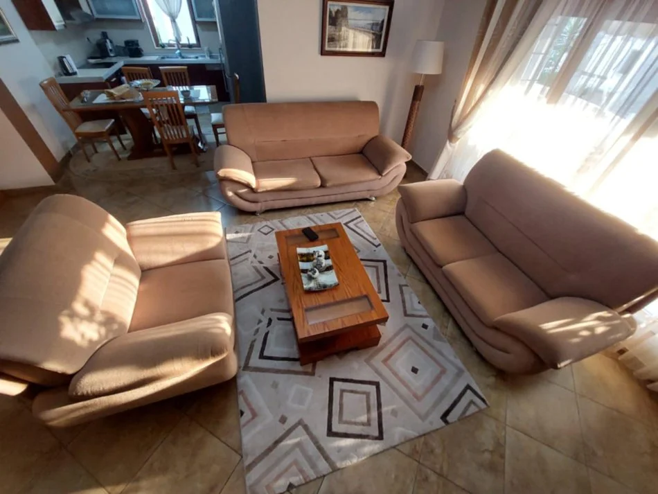 Tirane, shes SHITEN SET KOLLTUQESH PER SALLONE Cmimi: 350 € 350 €