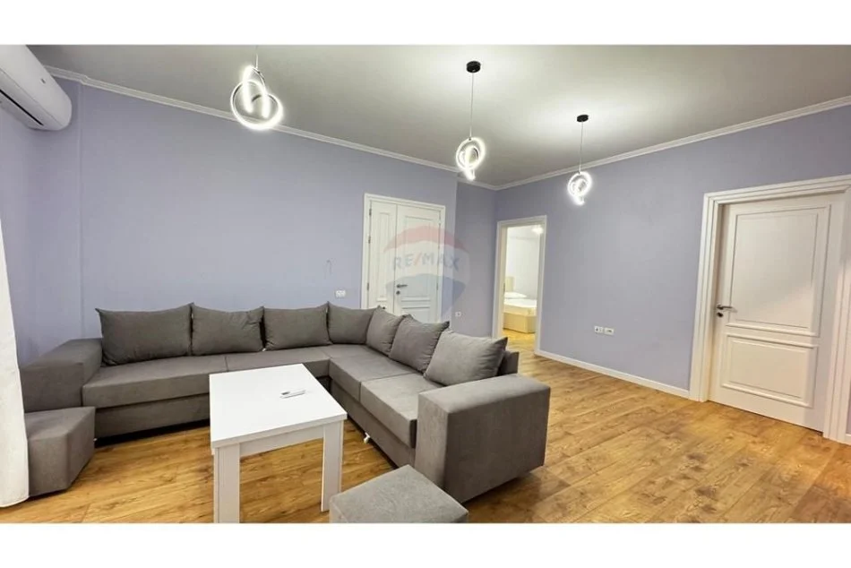 Tirane, jepet me qera apartament 2+1+Ballkon Kati 1, 500 € (Kodra e Priftit)