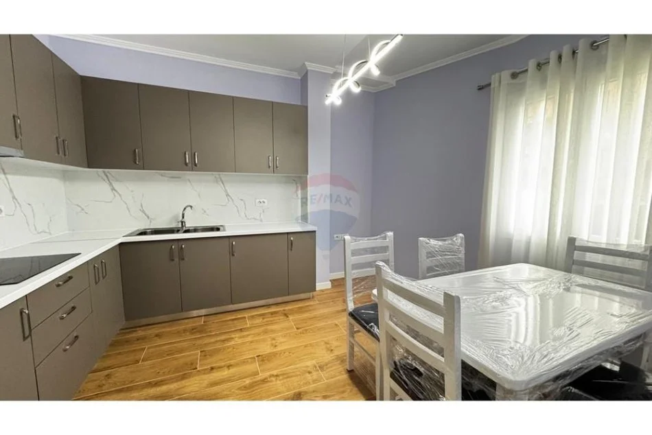 Tirane, jepet me qera apartament 2+1+Ballkon Kati 1, 500 € (Kodra e Priftit)