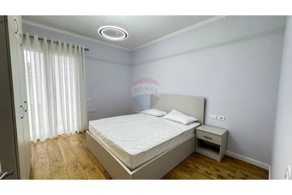 Tirane, jepet me qera apartament 2+1+Ballkon Kati 1, 500 € (Kodra e Priftit)